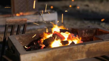 Kamp ateşi KSA. Gece boyunca yanan bir kamp ateşi, Suudi Arabistan 'da. Sıcaklık, hikayeler ve geleneksel çöl kamp ortamı için mükemmel bir ortam. Yüksek kalite 4k görüntü