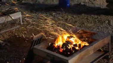 Kamp ateşi KSA. Gece boyunca yanan bir kamp ateşi, Suudi Arabistan 'da. Sıcaklık, hikayeler ve geleneksel çöl kamp ortamı için mükemmel bir ortam. Yüksek kalite 4k görüntü