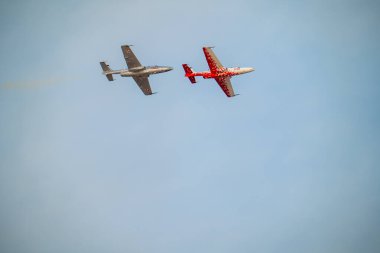 Suudi Gökyüzü 'nde Aerobatik Kesinlik. Suudi Arabistan Krallığı 'ndaki hava gösterisi sırasında iki akrobatik jet açık havada senkronize bir manevra gerçekleştiriyor. Güçlü bir hassasiyet gösterisi.