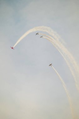 Suudi Hava Gösterisi 'nde akrobatik oluşum KSA Skies in Motion. Dört canlı dublör uçak mükemmel bir şekilde dikey olarak süzülüyor. Heyecan verici bir hava gösterisi sırasında Suudi gökyüzünde duman yayıyorlar.