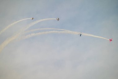 Suudi Hava Gösterisi 'nde akrobatik oluşum KSA Skies in Motion. Dört canlı dublör uçak mükemmel bir şekilde dikey olarak süzülüyor. Heyecan verici bir hava gösterisi sırasında Suudi gökyüzünde duman yayıyorlar.