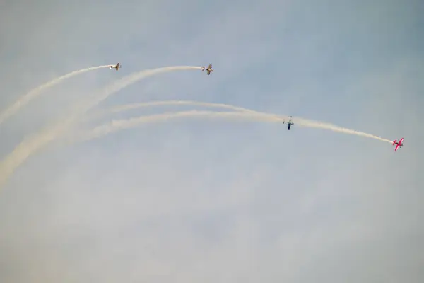 Suudi Hava Gösterisi 'nde akrobatik oluşum KSA Skies in Motion. Dört canlı dublör uçak mükemmel bir şekilde dikey olarak süzülüyor. Heyecan verici bir hava gösterisi sırasında Suudi gökyüzünde duman yayıyorlar.