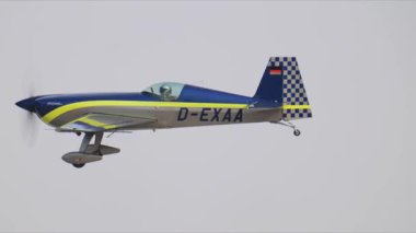 Aerobatik uçak Suudi Arabistan 'da hava gösterisinden sonra iniyor. Bir akrobatik uçak, Suudi Arabistan 'daki bir havacılık gösterisinde dublörlük yaptıktan sonra piste iniyor. Görüntü yakalar