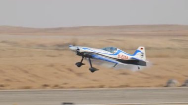 Aerobatik uçak Suudi Arabistan 'da hava gösterisinden sonra iniyor. Bir akrobatik uçak, Suudi Arabistan 'daki bir havacılık gösterisinde dublörlük yaptıktan sonra piste iniyor. Görüntü yakalar