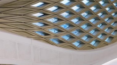 KAFD Riyad Metro İstasyonu KSA 'daki Modern Tavan Mimarisi. Suudi Arabistan 'da bir Riyad metro istasyonunda tavan pencereli çağdaş mimari öğeler sergiliyor.