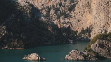 Türkiye 'nin Dağ Kıyıları Hava Manzarası. Kayalık uçurumların derin mavi sularla buluştuğu dramatik dağ kıyılarının çarpıcı klibi. Huzurlu bir sahne, saf güzellikleri gösteriyor.