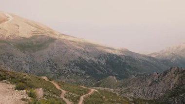 Güneşin doğuşunda görkemli Türk Dağları. Türkiye 'de engebeli dağ sıralarının nefes kesici manzarası yumuşak sabah ışığında yıkandı. Doğa, yürüyüş ve seyahat temalı videolar için mükemmel. Yüksek kalite 4k görüntü