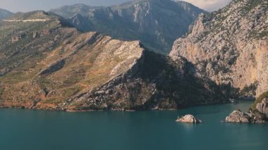 Türkiye 'nin Dağ Kıyıları Hava Manzarası. Kayalık uçurumların derin mavi sularla buluştuğu dramatik dağ kıyılarının çarpıcı klibi. Huzurlu bir sahne, saf güzellikleri gösteriyor.