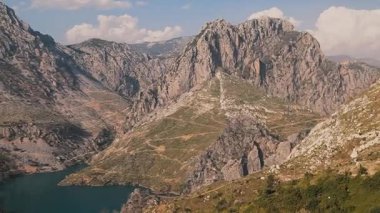 Türkiye 'nin Dağ Kıyıları Hava Manzarası. Kayalık uçurumların derin mavi sularla buluştuğu dramatik dağ kıyılarının çarpıcı klibi. Huzurlu bir sahne, saf güzellikleri gösteriyor.