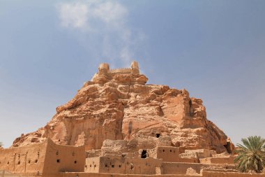 Al Jouf, Suudi Arabistan 'daki Rocky Hill' deki antik kale. Suudi Arabistan 'ın El Jouf kentindeki kayalık bir tepenin üzerinde, açık mavi bir gökyüzünün altında duran antik bir kalenin manzarası. Yüksek kalite fotoğraf