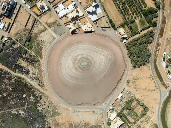 Suudi Arabistan 'daki Dairesel Dağ Havadan Görünümü. Suudi Arabistan 'da yollar ve tarım arazileriyle çevrili eşsiz dairesel bir dağın insansız hava aracı görüntüsü. Yüksek kalite fotoğraf