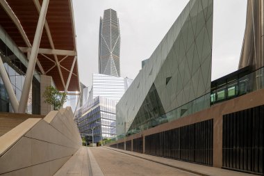 KAFD 'deki modern gökdelenler, Riyad. Riyad Kralı Abdullah Finans Bölgesi KAFD 'deki modern gökdelenlerin dinamik bir perspektifi. Görüntü çeşitli mimari tarzları sergiliyor