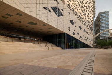 Kral Abdullah Finans Bölgesindeki Modern Binanın Geometrik Cephesi, Riyad. Kral Abdullah Finans Bölgesi KAFD, Riyad 'da üçgen geometrik cephe tasarımı ile çağdaş mimari