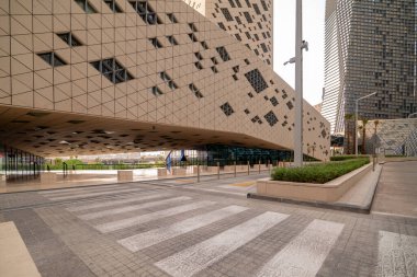 KAFD 'deki modern gökdelenler, Riyad. Riyad Kralı Abdullah Finans Bölgesi KAFD 'deki modern gökdelenlerin dinamik bir perspektifi. Görüntü çeşitli mimari tarzları sergiliyor