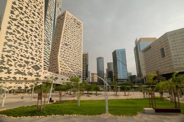 Kral Abdullah Finans Bölgesindeki Modern Binanın Geometrik Cephesi, Riyad. Kral Abdullah Finans Bölgesi KAFD, Riyad 'da üçgen geometrik cephe tasarımı ile çağdaş mimari