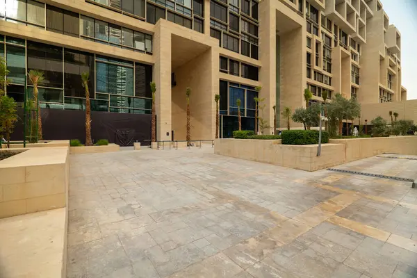 KAFD, Riyad, Suudi Arabistan 'daki modern bir gökdelenin mimari ayrıntıları. Düşük açılı bir çekim KAFD, Riyad 'daki çağdaş bir gökdelenin ayrıntılı görüntüsünü yansıtıyor. Binanın içinde...