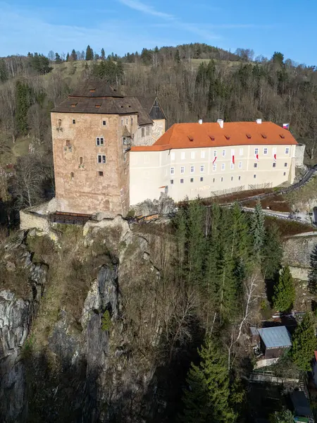 Çek Cumhuriyeti 'ndeki bir ortaçağ şatosunun insansız hava aracı fotoğrafı. Bekov nad Teplovou. Tepelere kurulmuş tarihi bir Çek şatosunun çarpıcı hava manzarası, ormanlık dağlar ve geleneksel kırsal bölgelerle çevrili.