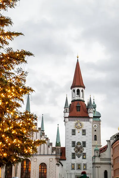 Yılbaşı Ağacı, Münih, Almanya 'lı Old Town Hall. Almanya 'nın Münih kentindeki Old Town Hall Altes Rathaus' un önünde süslü bir Noel ağacı bulunan şenlikli manzarası. Tarihi bir dönüm noktası
