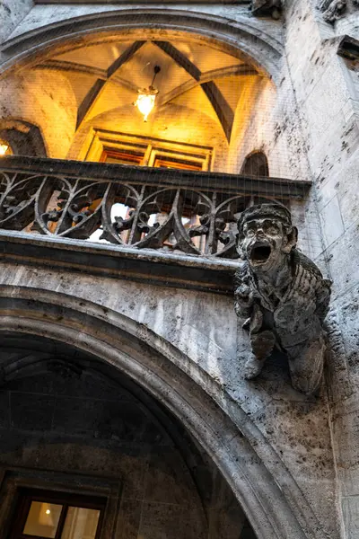 Münih Belediye Binasında Gotik Heykeller. Almanya 'nın Münih kentindeki Neue Rathaus Yeni Belediye Binası cephesinde gotik taş heykellerin ve mimari detayların yakın çekimi. Heykeller ve