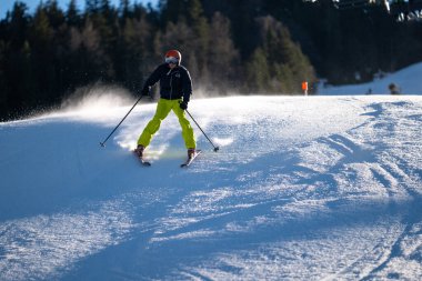 Almanya 'da kar yamacında Alp disiplini kayak yarışması. Almanya 'da bir Alp disiplini kayak yarışında yokuş aşağı yarışan profesyonel kayakçı. Aksiyon spor fotoğrafları hız, kış sporu ve
