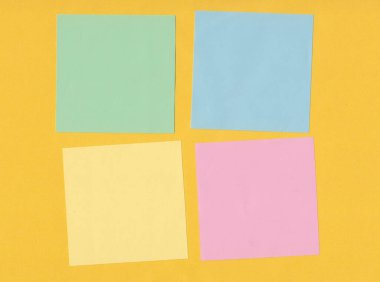 Sarı arkaplanda renkli not defterleri