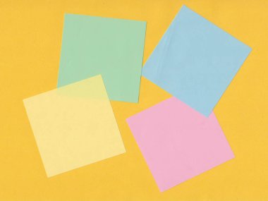 Sarı arkaplanda renkli not defterleri