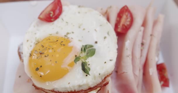 Delicioso Desayuno Inglés Con Huevos Fritos Tostadas Cereza Jamón Tocino — Vídeo de stock