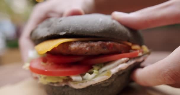 Hamburgert Főzök Közelkép Finom Burger Kész Enni Burger Húspogácsával Paradicsommal — Stock videók