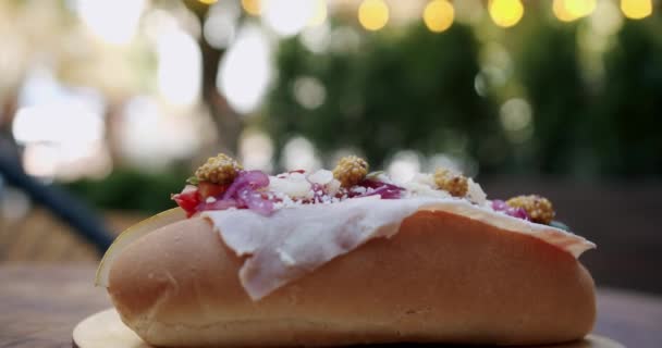 Straatvoedsel Grote Stad Eet Smakelijk Dampende Hotdog Zelfgemaakte Gegrilde Hotdogs — Stockvideo