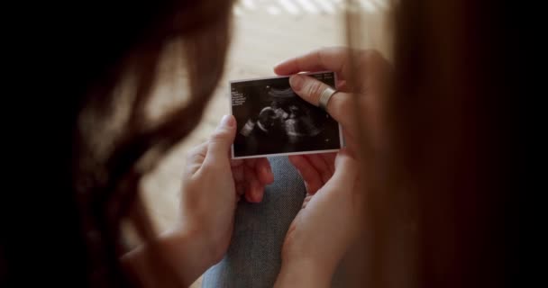 Geluk Van Het Moederschap Lesbiennes Wachtend Baby Omarmend Kijkend Naar — Stockvideo
