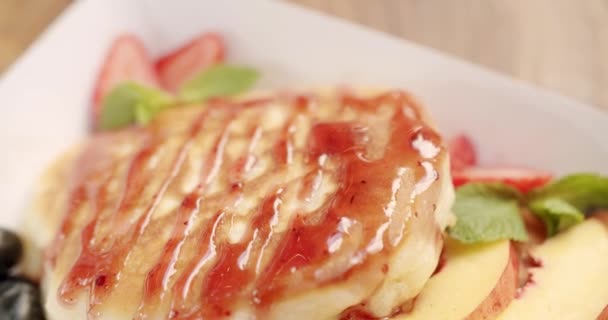 有蓝莓 薄荷叶 草莓和枫糖浆的美国奶油煎饼 美味的早餐食物 健康的早餐 — 图库视频影像