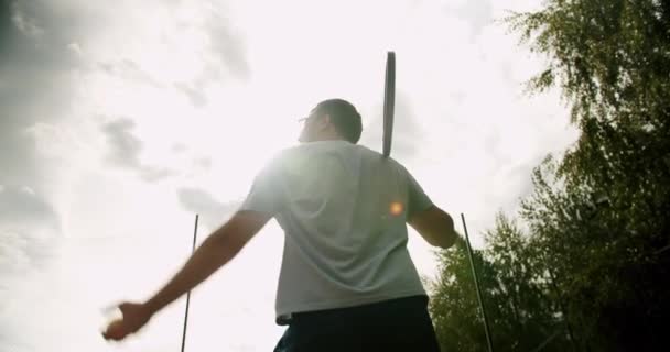 Man Dient Bal Tijdens Tenniswedstrijd Slow Motion Weekend Zondagse Activiteit — Stockvideo