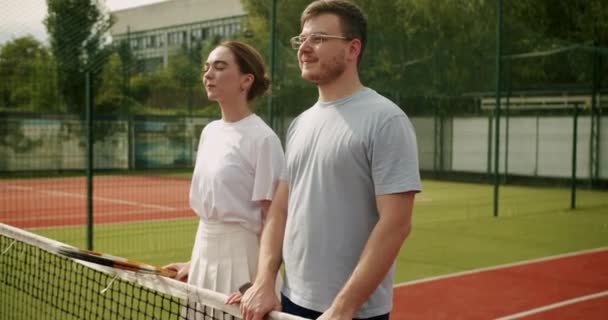 Arkadaşlar Dışarıda Halı Kortunda Tenis Oynadıktan Sonra Eğleniyorlar Hafta Sonları — Stok video