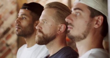 Futbol taraftarları maçtan önce spor barında milli marşı söylüyorlar. Dünya Kupası, futbol, hokey, basketbol, spor oyunları. Pub 'daki arkadaşlar. Dünya Kupası Destekçileri. Bardaki arkadaşlar eğleniyor.