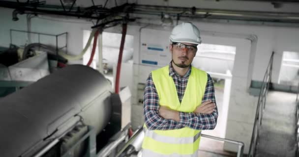 Homme Vigneron Vérifier Qualité Processus Distillation Des Boissons Intérieur Réservoirs — Video