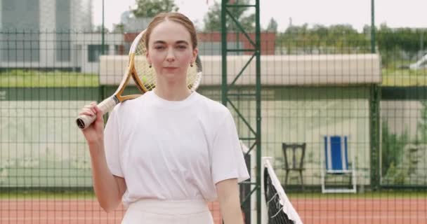 Vrouw Houdt Een Racket Haar Hand Poseert Voor Tenniswedstrijd Voor — Stockvideo
