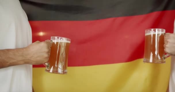 在德国的背景下 年轻人的手像满是啤酒的杯子一样冲突 足球迷在体育酒吧庆祝球队的胜利 朋友们在酒吧里酒吧里的朋友们玩得很开心 — 图库视频影像
