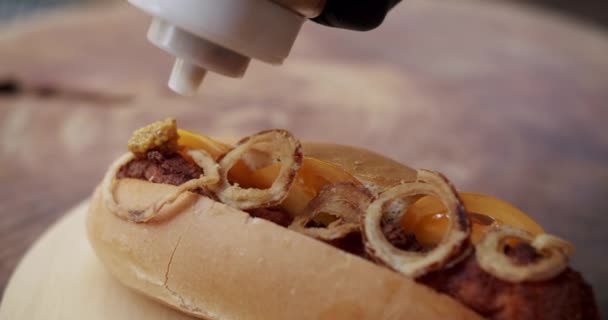 自制烤热狗包芥末和番茄酱 沙拉和胡萝卜 洋葱和许多配料 大城市里的街头食品 热气腾腾的热狗 — 图库视频影像