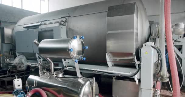 Stora Stålfat För Vinjäsning Kontrollerar Kvaliteten Produktionsutrustning Vinfabriken Modern Vinanläggning — Stockvideo