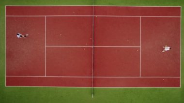 Bir arkadaş hafta sonu tenis oynar. Hafta sonları ve pazar günleri dinlenmek için. Arkadaşlarla aktif spor oyunu. Tenis oyuncusu iş başında. Tenis maçı. Aktif boş zaman oyunu. Havadan, yukarıdan aşağıya,