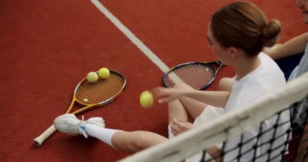 Arkadaşlar Dışarıda Halı Kortunda Tenis Oynadıktan Sonra Dinlenip Konuşuyorlar Tatil — Stok video