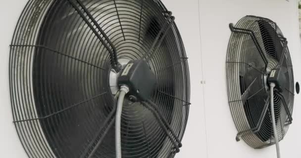 黒の産業用ファンは白い背景で回転します 産業用空調システム 建物の壁に大きなファン 産業用空調システム — ストック動画