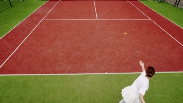 Arkadaşlar Dışarıda Halı Kortlarında Tenis Oynarlar Aktif Boş Zaman Oyunu — Stok video