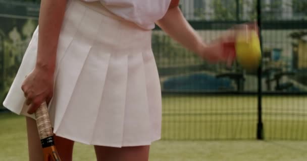 Vrouw Tennissen Het Tapijt Veld Buiten Vrouwelijke Tennisser Serveert Tijdens — Stockvideo