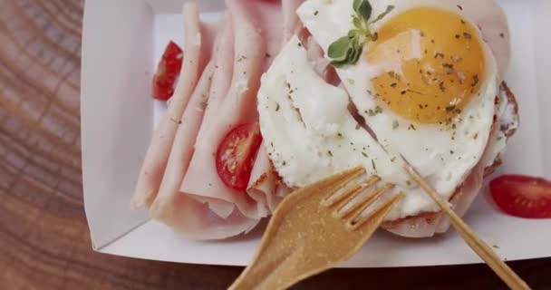 Mužská Ruka Servíruje Krájí Jednorázovým Nožem Lahodná Anglická Snídaně Smaženými — Stock video