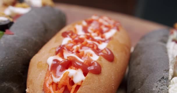 Eet Smakelijk Dampende Hotdog Gastronomie Zelfgemaakte Gegrilde Hotdogs Broodjes Met — Stockvideo