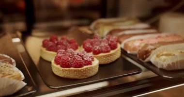 Lokantadaki tatlı tatlılar. Açık büfede taze hamur işleri ve kekler. Tatlıların çeşitli sergilenmesi, pastaların sergilenmesi. Buzdolabında çeşitli tatlılar var..