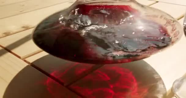 Ein Sommelier Schüttelt Den Rotwein Einer Karaffe Zeitlupe Auf Einem — Stockvideo