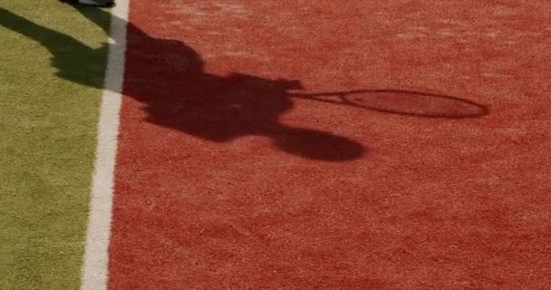 試合中のアクションであるプレーヤーの影 女性はゆっくりとした動きでプロテニスをする レクリエーション活動 テニス選手が活躍中 テニスの試合だ アクティブレジャーゲーム — ストック動画