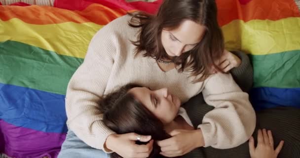 Симпатичные Девушки Целуются Дома Спальне Женщины Лесбиянки Отдыхают Дома Флагом — стоковое видео